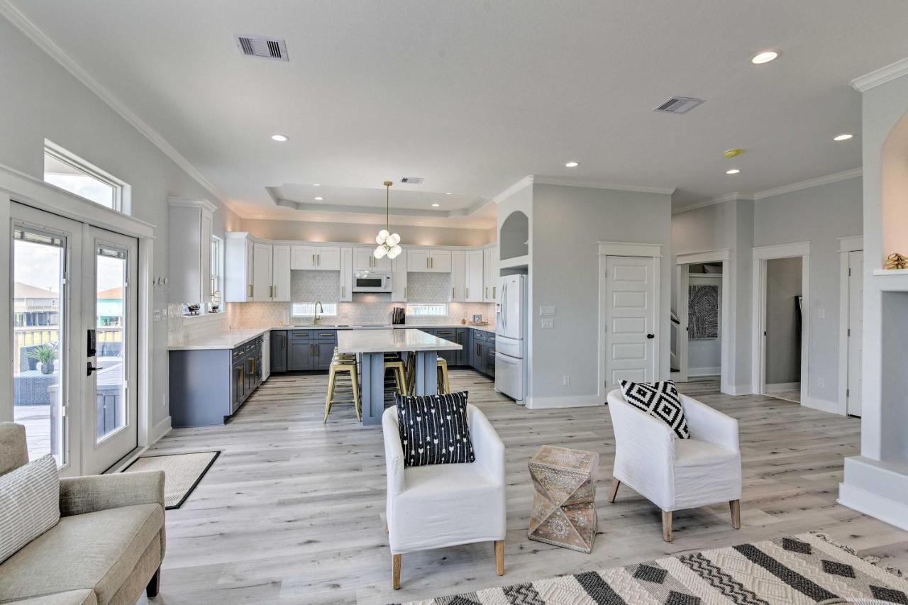 Chic Crystal Beach Escape With Deck - Walk To Beach! Bolivar Peninsula Екстериор снимка