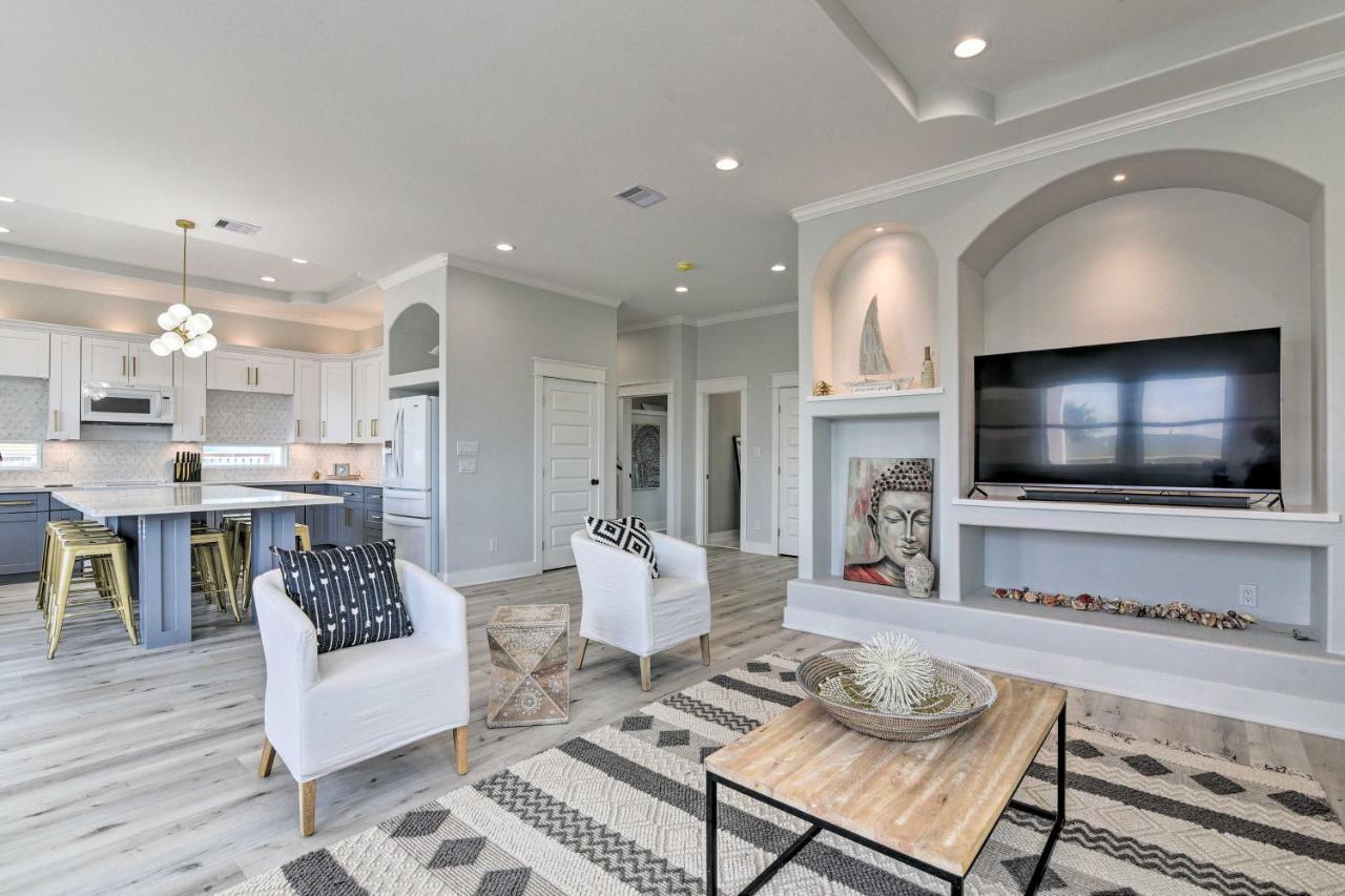Chic Crystal Beach Escape With Deck - Walk To Beach! Bolivar Peninsula Екстериор снимка