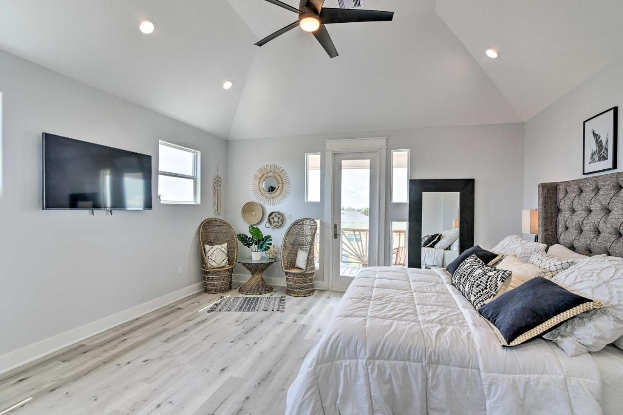 Chic Crystal Beach Escape With Deck - Walk To Beach! Bolivar Peninsula Екстериор снимка