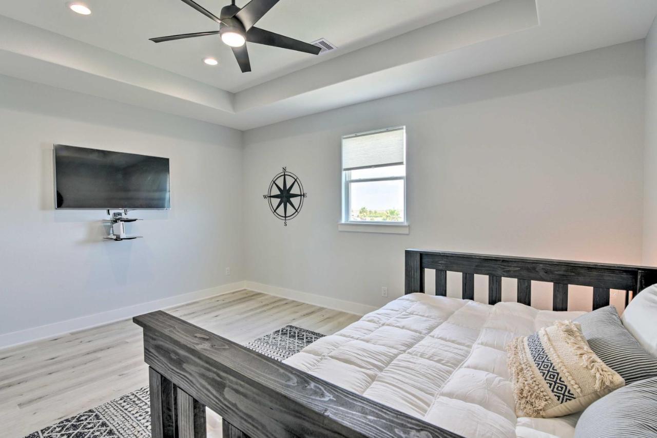 Chic Crystal Beach Escape With Deck - Walk To Beach! Bolivar Peninsula Екстериор снимка