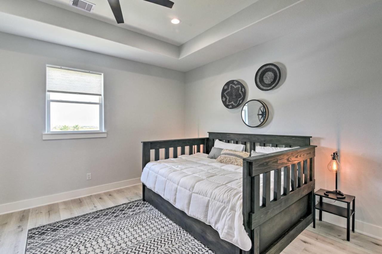 Chic Crystal Beach Escape With Deck - Walk To Beach! Bolivar Peninsula Екстериор снимка